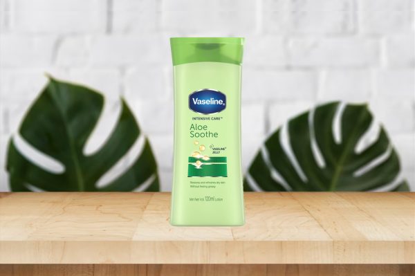 لوسیون بدن آلوئه ورا وازلین مدل ALOE SOOTHE (vaseline)